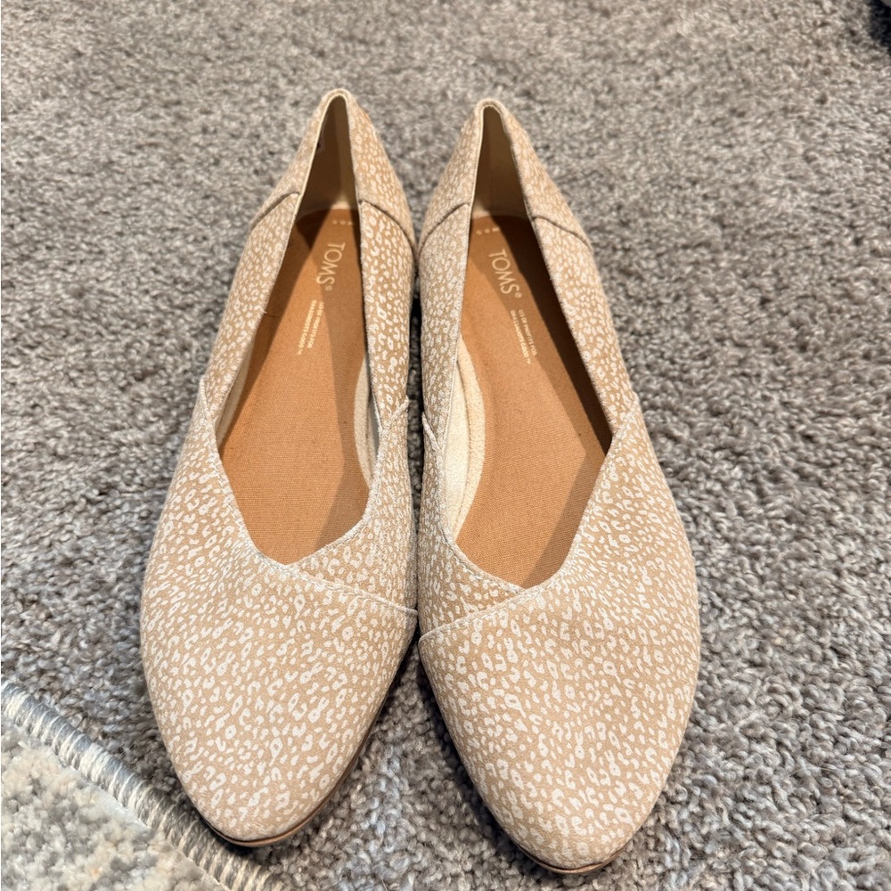 TOMS Women's Cream Animal Patterned Flats-8.5